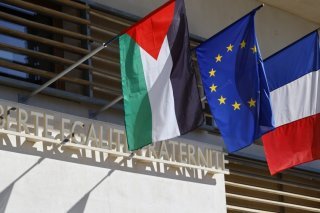 Le drapeau palestinien, souvent au côté de ceux de l'Europe et de la France, a flotté au fronton d'une cinquantaine de mairies en France, à l'image de celle de Grabels, dans le sud. KEYSTONE/EPA/GUILLAUME HORCAJUELO
